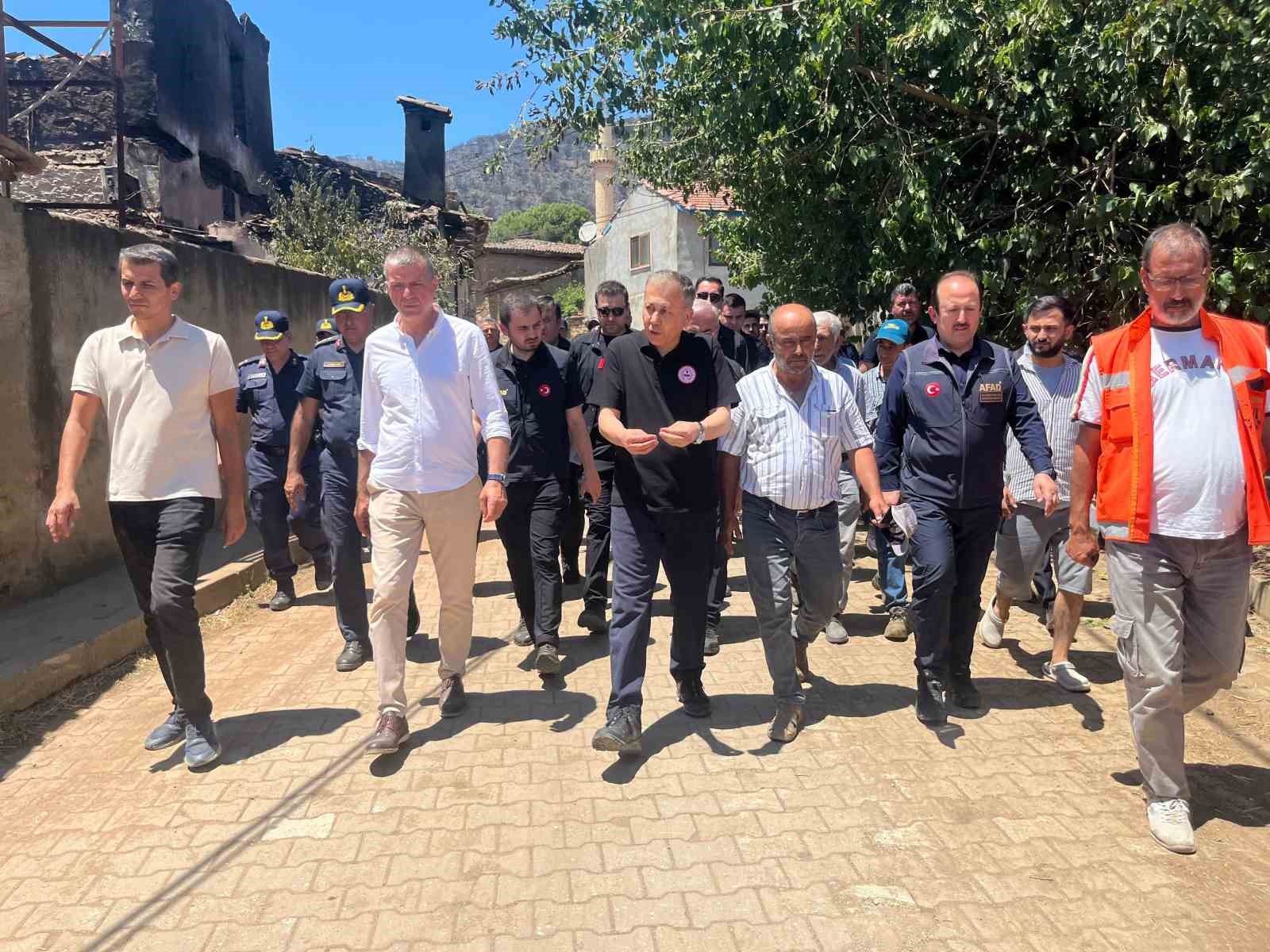 İ&ccedil;işleri Bakanı Yerlikaya, İzmir&rsquo;de yanan k&ouml;yleri ziyaret etti
