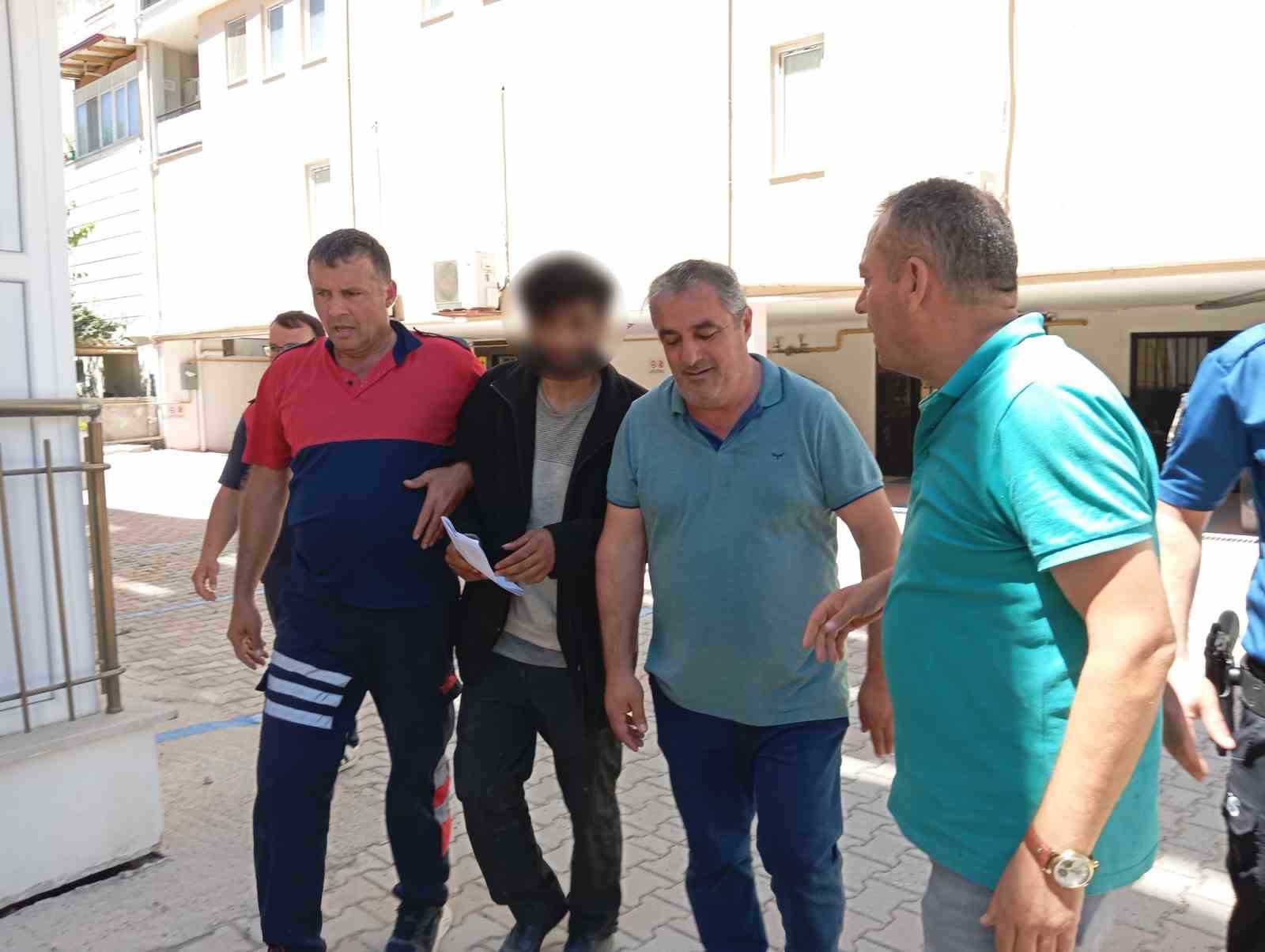 "İntiharkolik Hasan" yine sahnede: 200’den fazla kez çatıya çıktı, para alıp indi