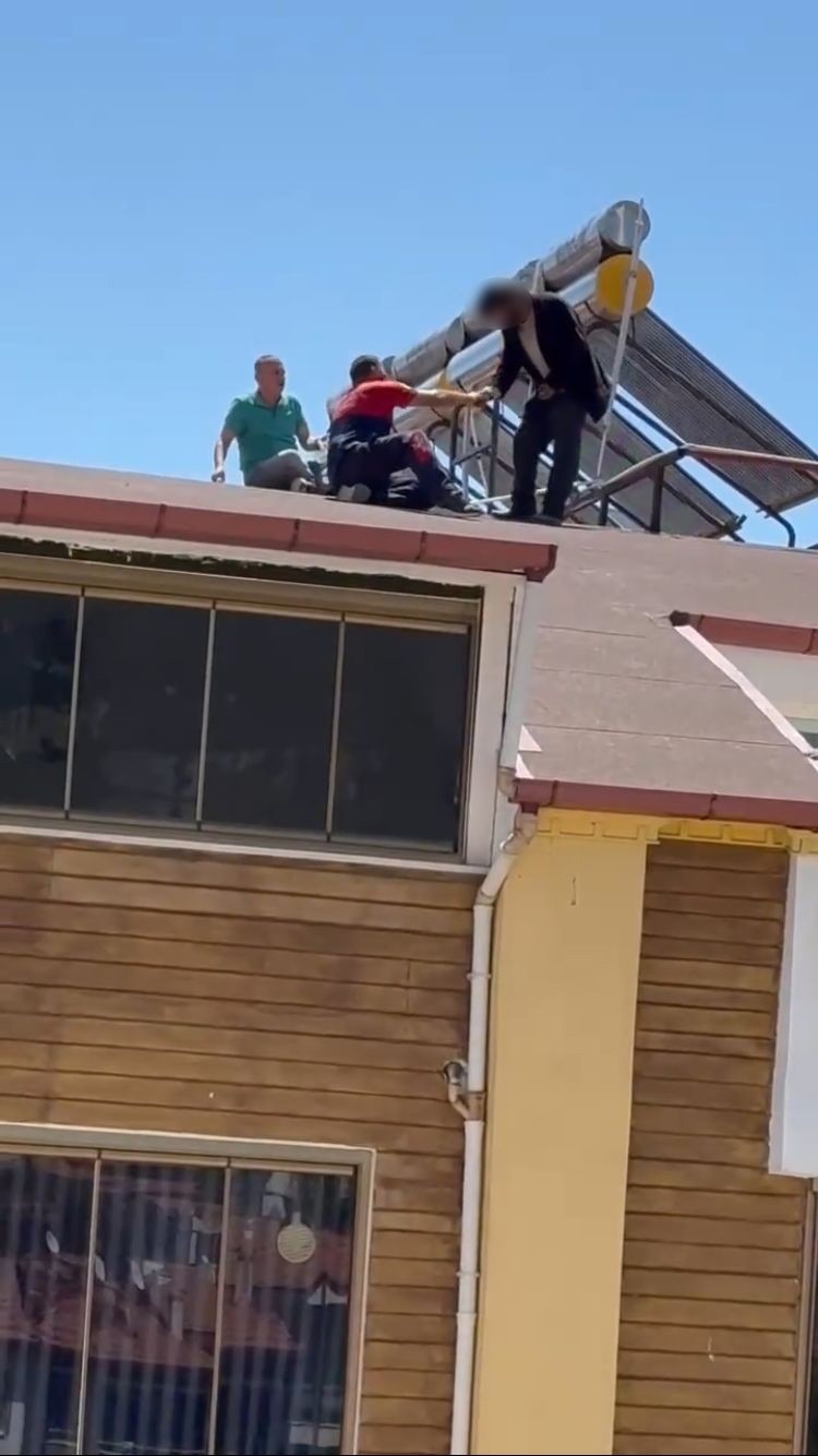 "İntiharkolik Hasan" yine sahnede: 200&rsquo;den fazla kez &ccedil;atıya &ccedil;ıktı, para alıp indi
