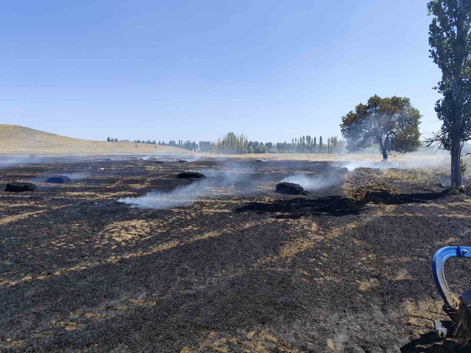 Çorum’da çıkan yangında saman balyaları küle döndü