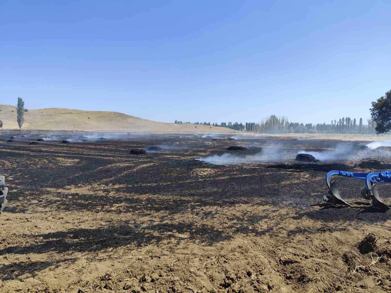 &Ccedil;orum&rsquo;da &ccedil;ıkan yangında saman balyaları k&uuml;le d&ouml;nd&uuml;
