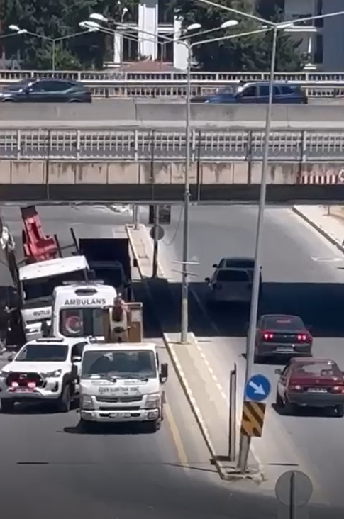 Yalova’da vinç alt geçitte sıkıştı