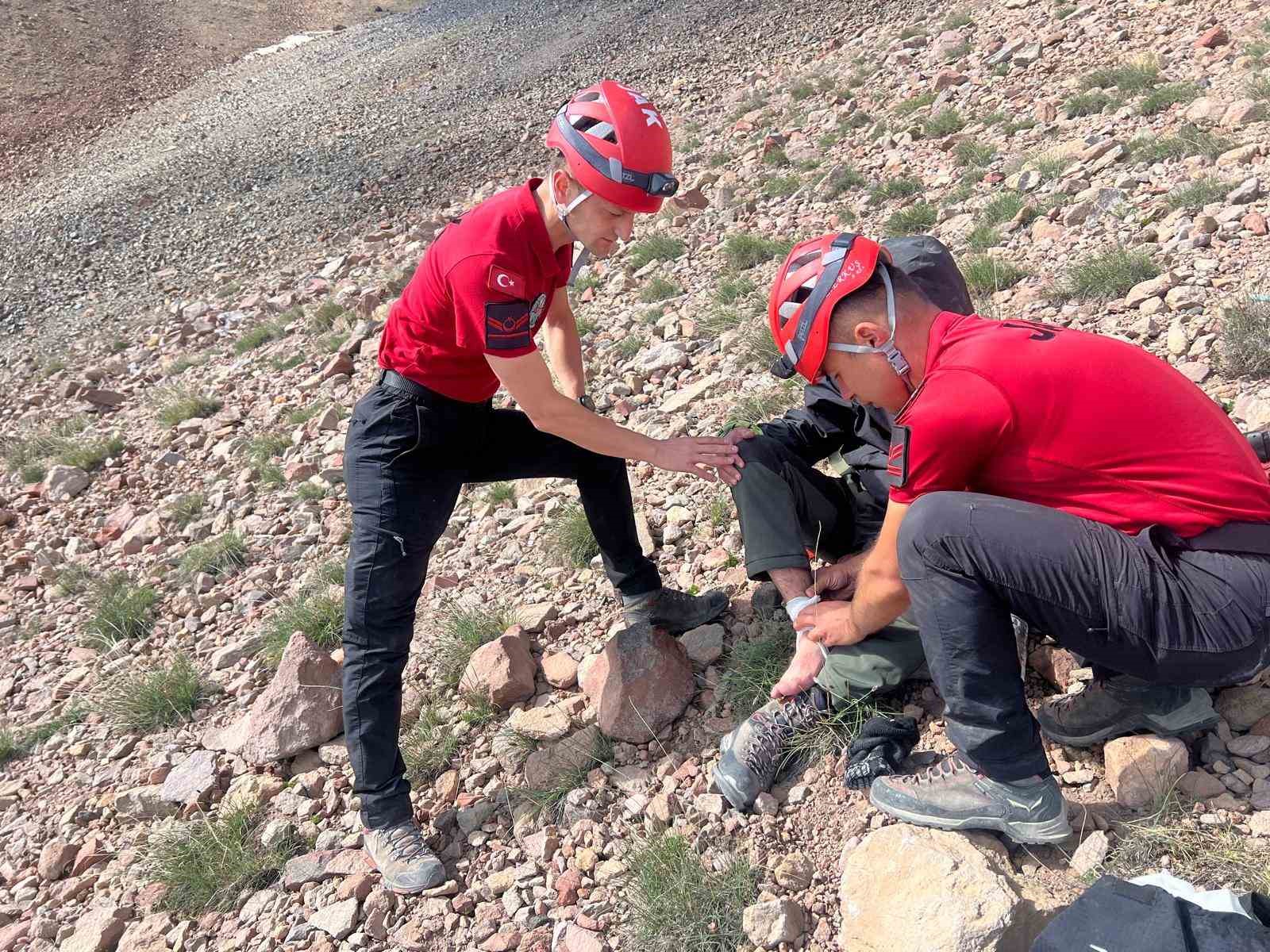 Erciyes&rsquo;te yaralanan 2 dağcıya ulaşıldı
