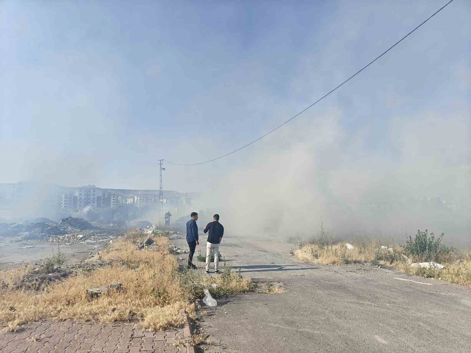 Boş arazide &ccedil;ıkan atık yangını s&ouml;nd&uuml;r&uuml;ld&uuml;
