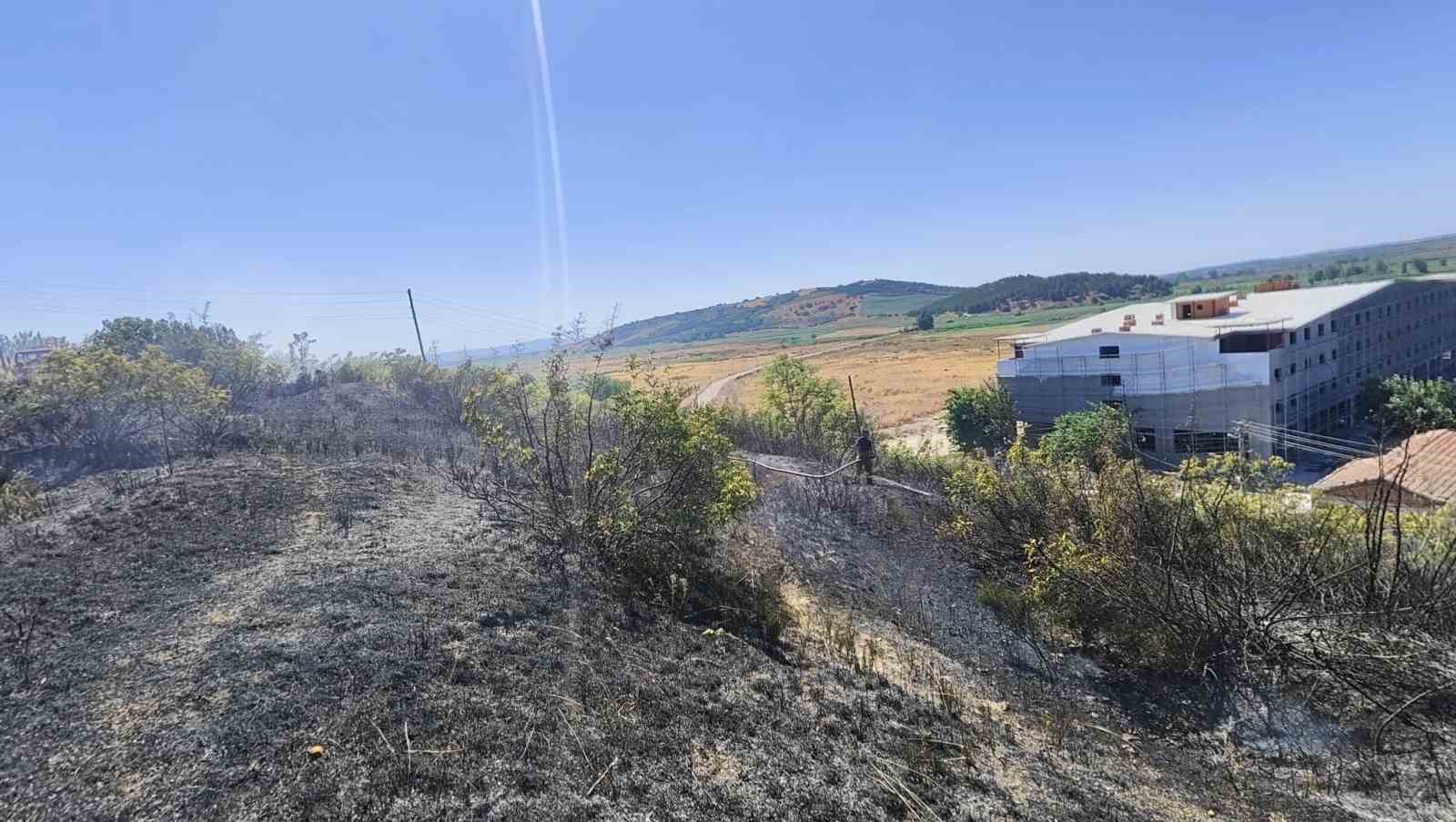 Susurluk’ta çalılık alanda çıkan yangın söndürüldü