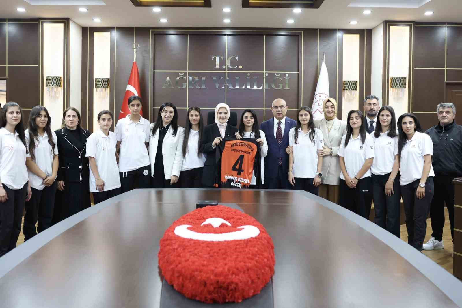 Ağrı kadın futbol takımı, Bakan Göktaş’la bir araya geldi