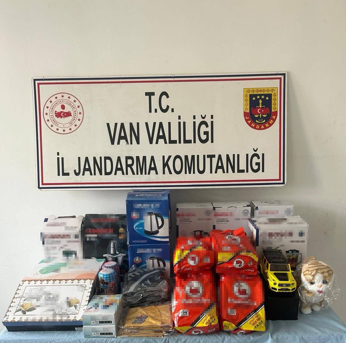 Van’da kaçak sigara ve elektronik malzeme ele geçirildi
