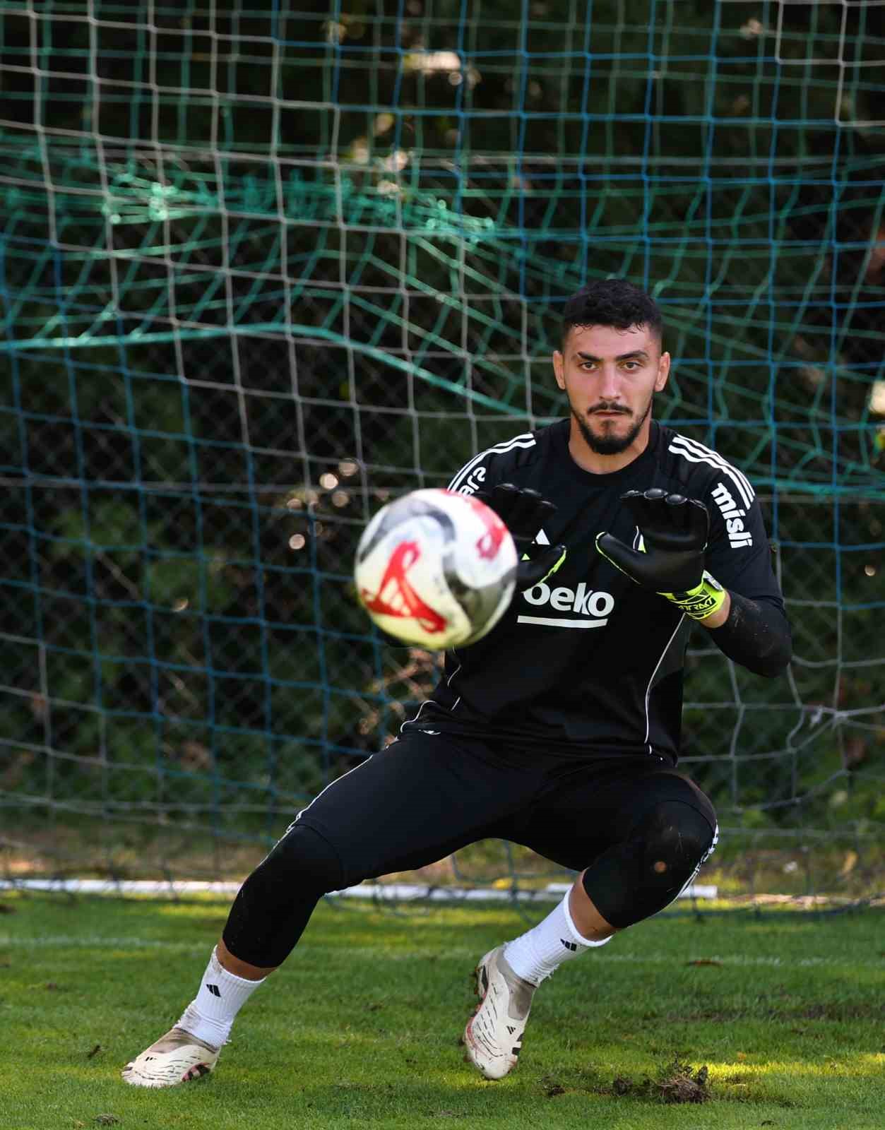 Beşiktaş sabah sahada, akşam salonda çalıştı
