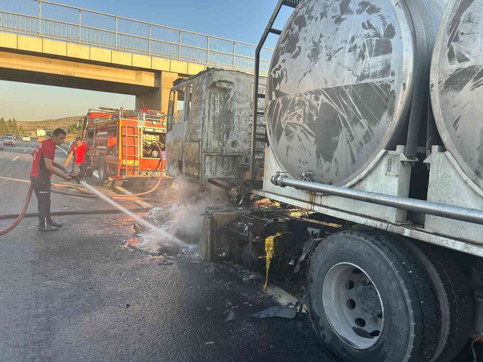 Seyir halindeyken alev alan süt tankeri kullanılamaz hale geldi