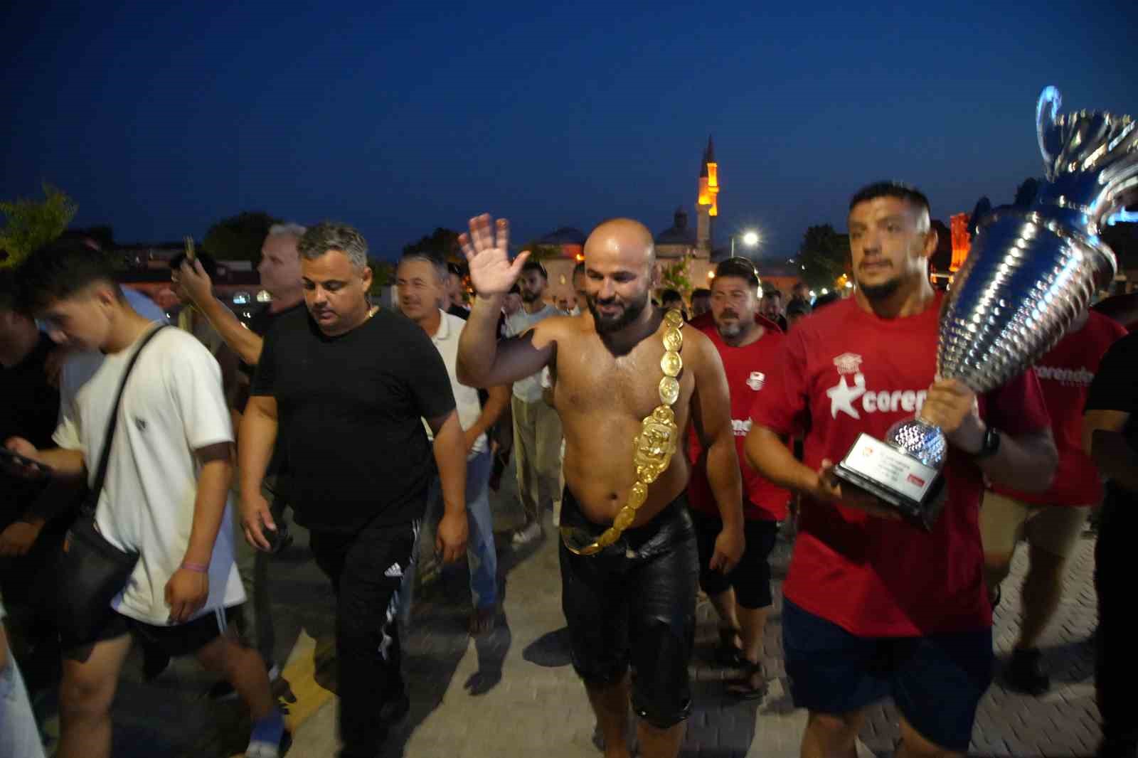 Kırkpınar şampiyonu hamam geleneğini bu yıl da sürdürdü
