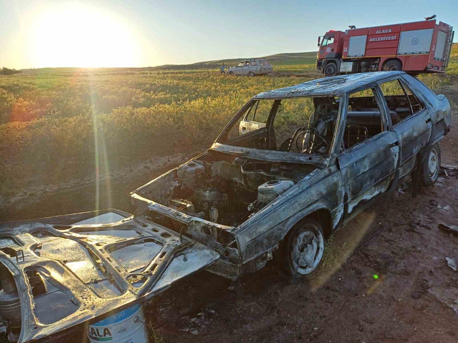 Çorum’da park halindeki otomobil yandı