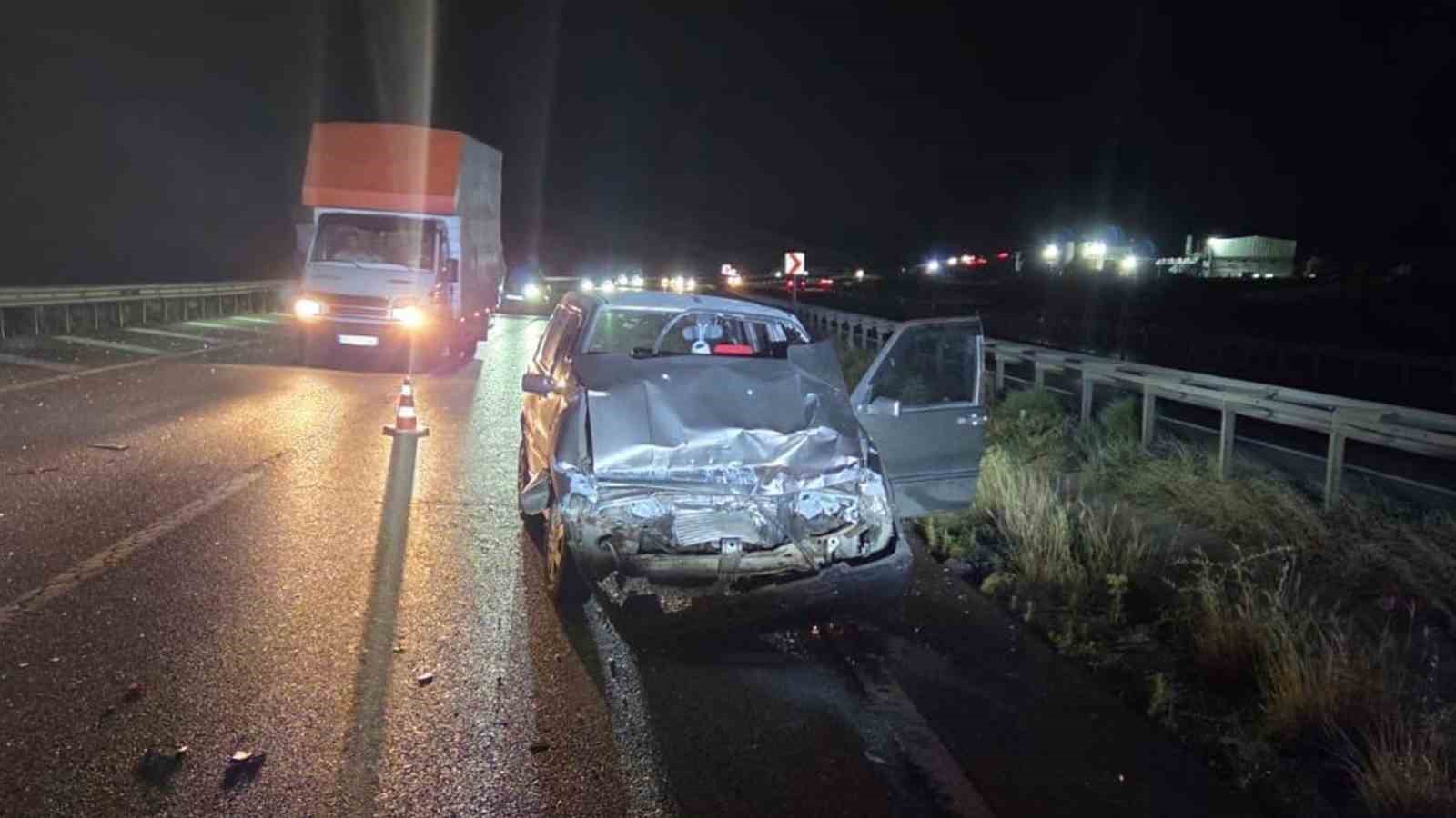 Kırıkkale’de otomobil tıra çarptı: 2 yaralı