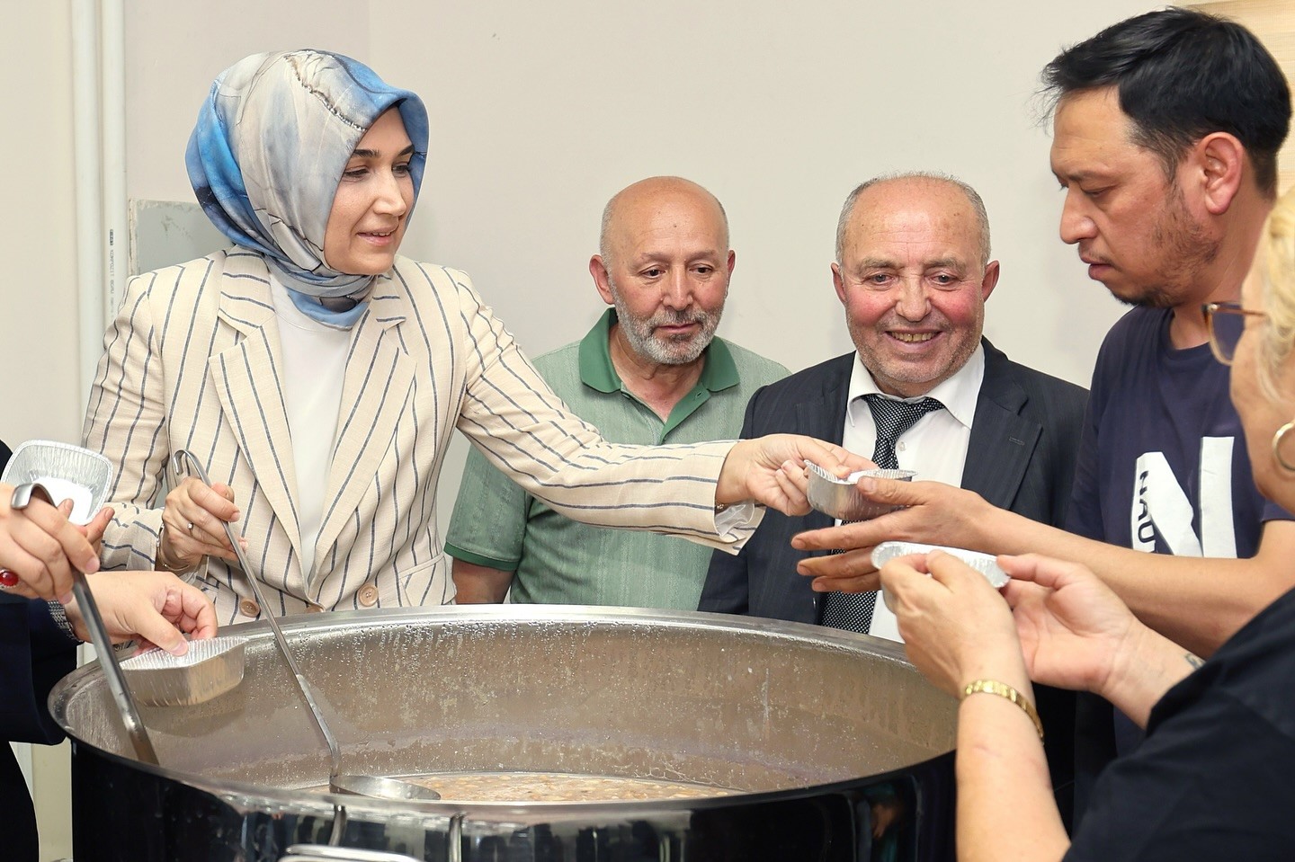 Vali Yiğitbaşı aşure ikramında bulundu

