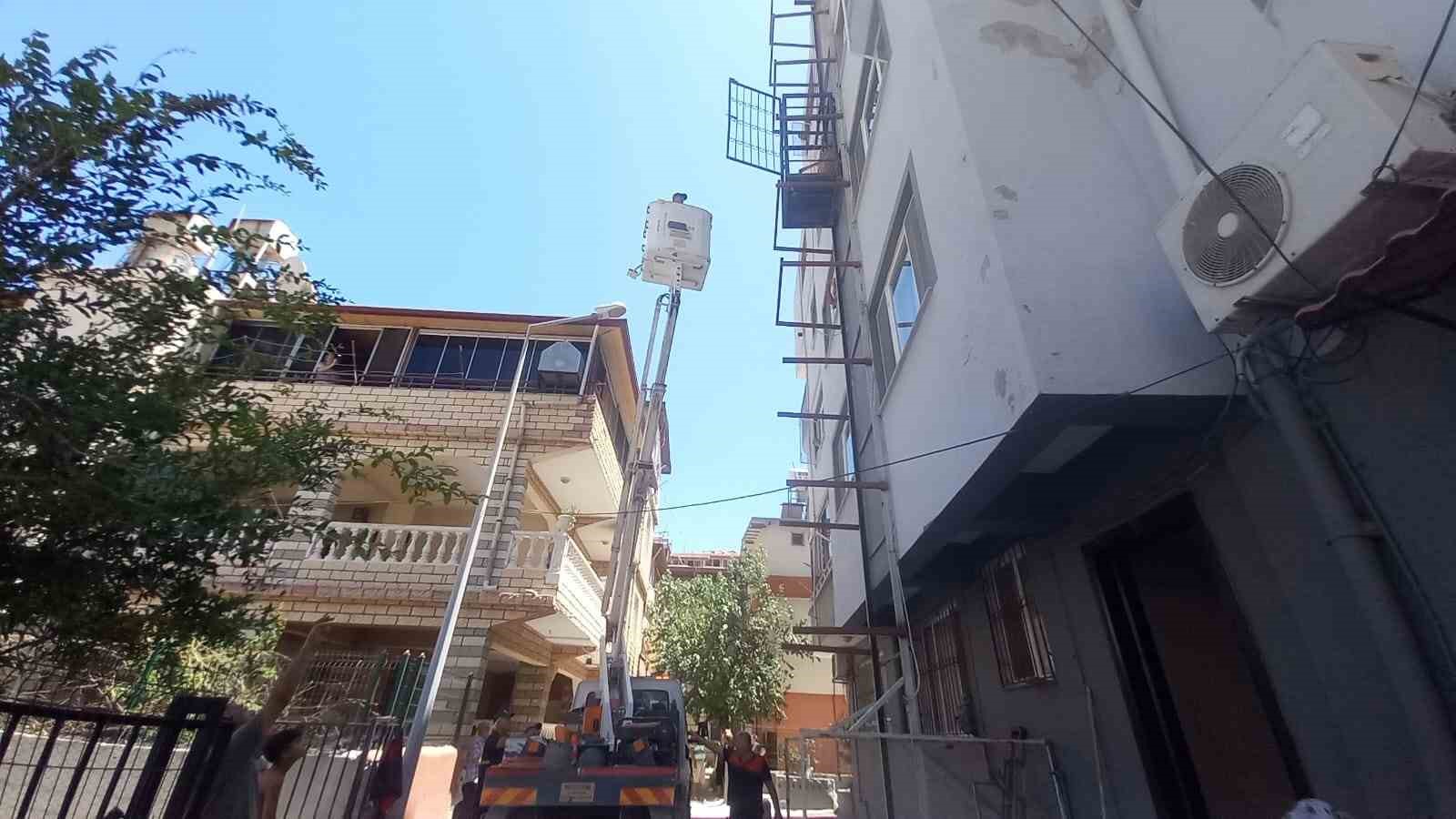 Binanın dışında bulunan asansörde mahsur kalan yaşlı kadını itfaiye kurtardı