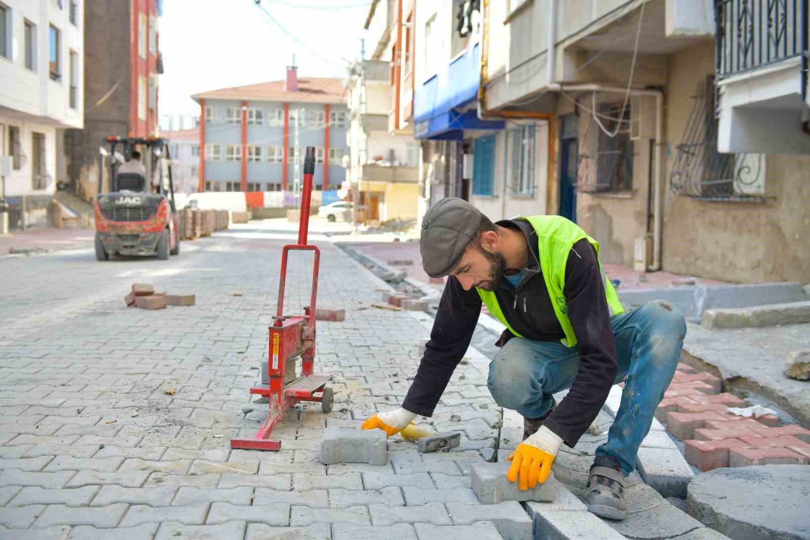 Esenyurt&rsquo;un yolları yenileniyor

