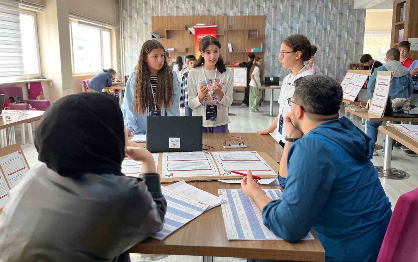 Bayburt Deneyap Atölyesi öğrencileri projelerini sergiledi