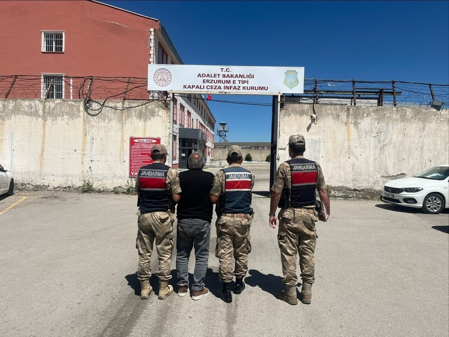 Jandarma ekiplerince bir ayda arama kaydı bulunan 100 şahıs yakalandı