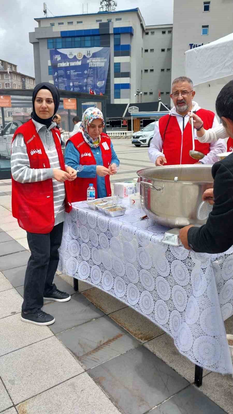 Kızılay aşure dağıttı