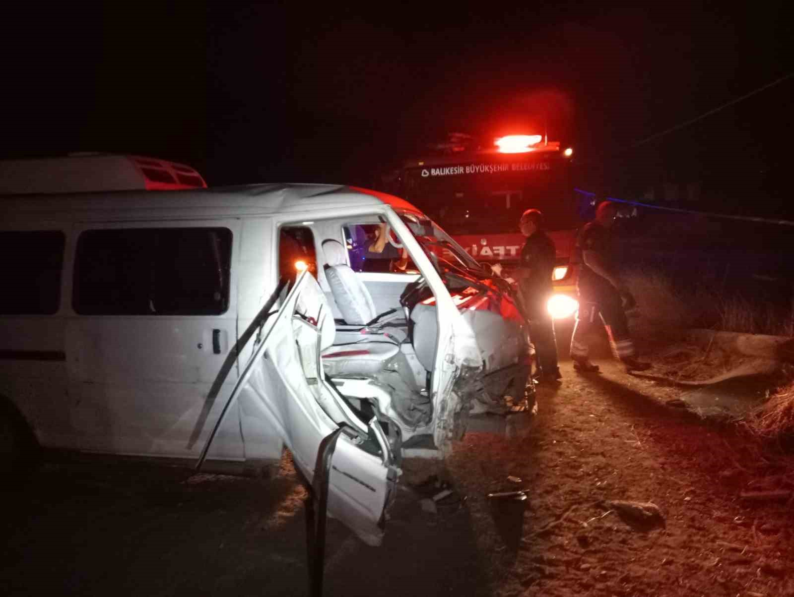 Tek taraflı kazada yolcu araçta sıkıştı