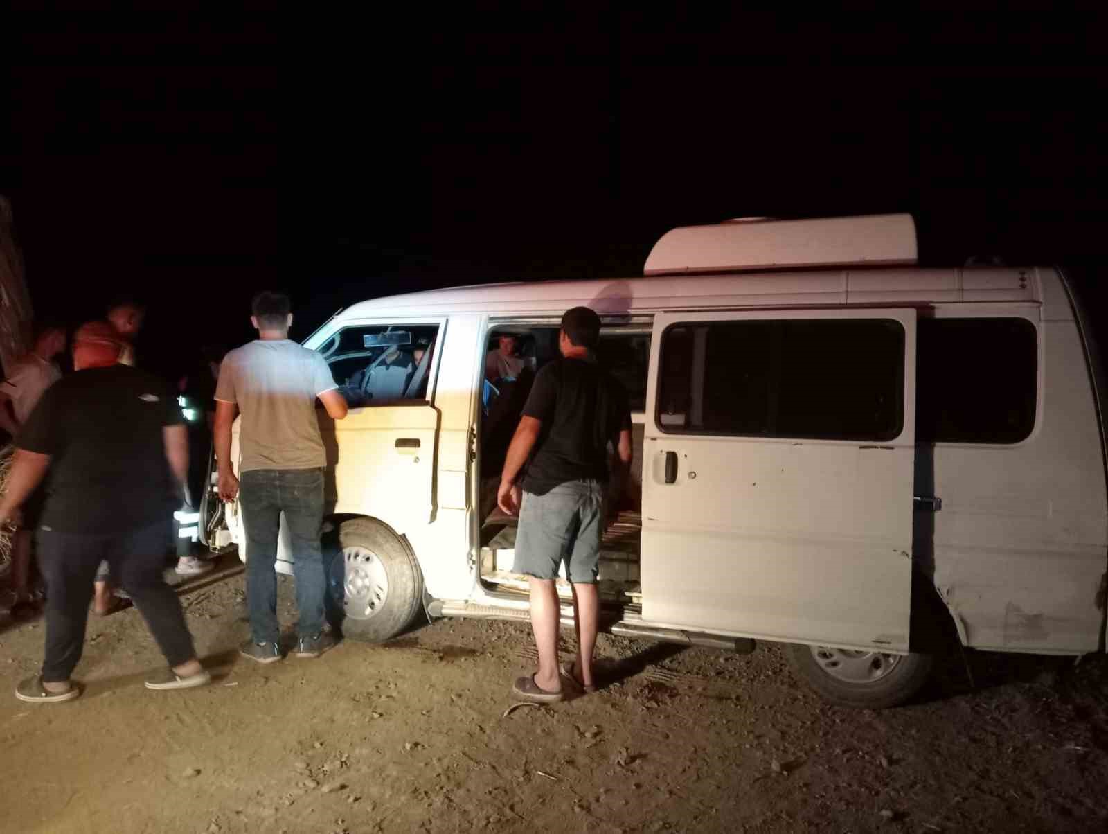 Tek taraflı kazada yolcu ara&ccedil;ta sıkıştı
