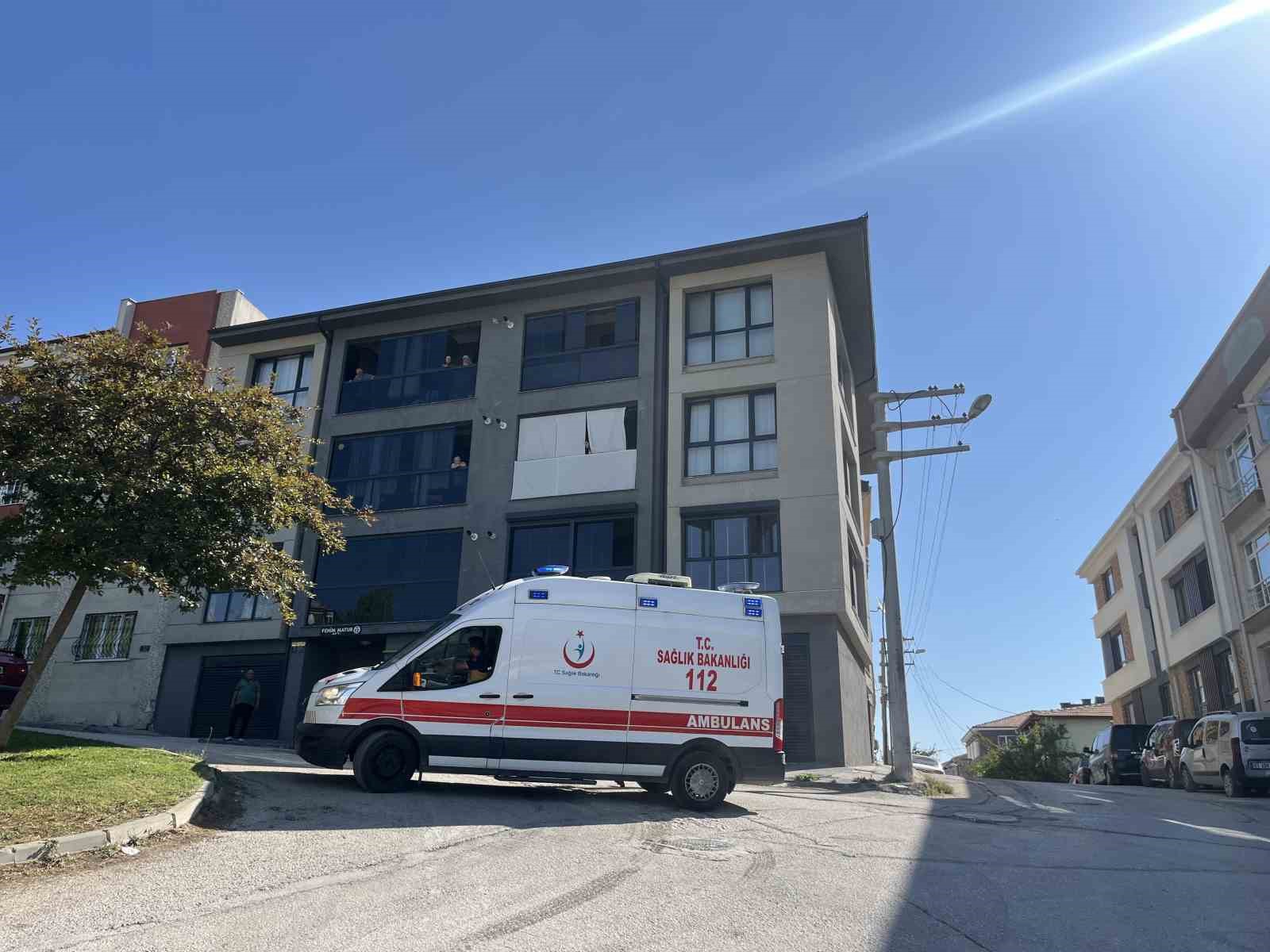 Ocakta unutulan yemek itfaiye ekiplerini alarma ge&ccedil;irdi
