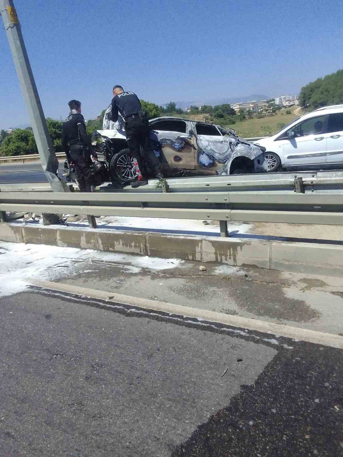 Manavgat&rsquo;ta bariyerlere &ccedil;arpan otomobil alev aldı: 2 yaralı
