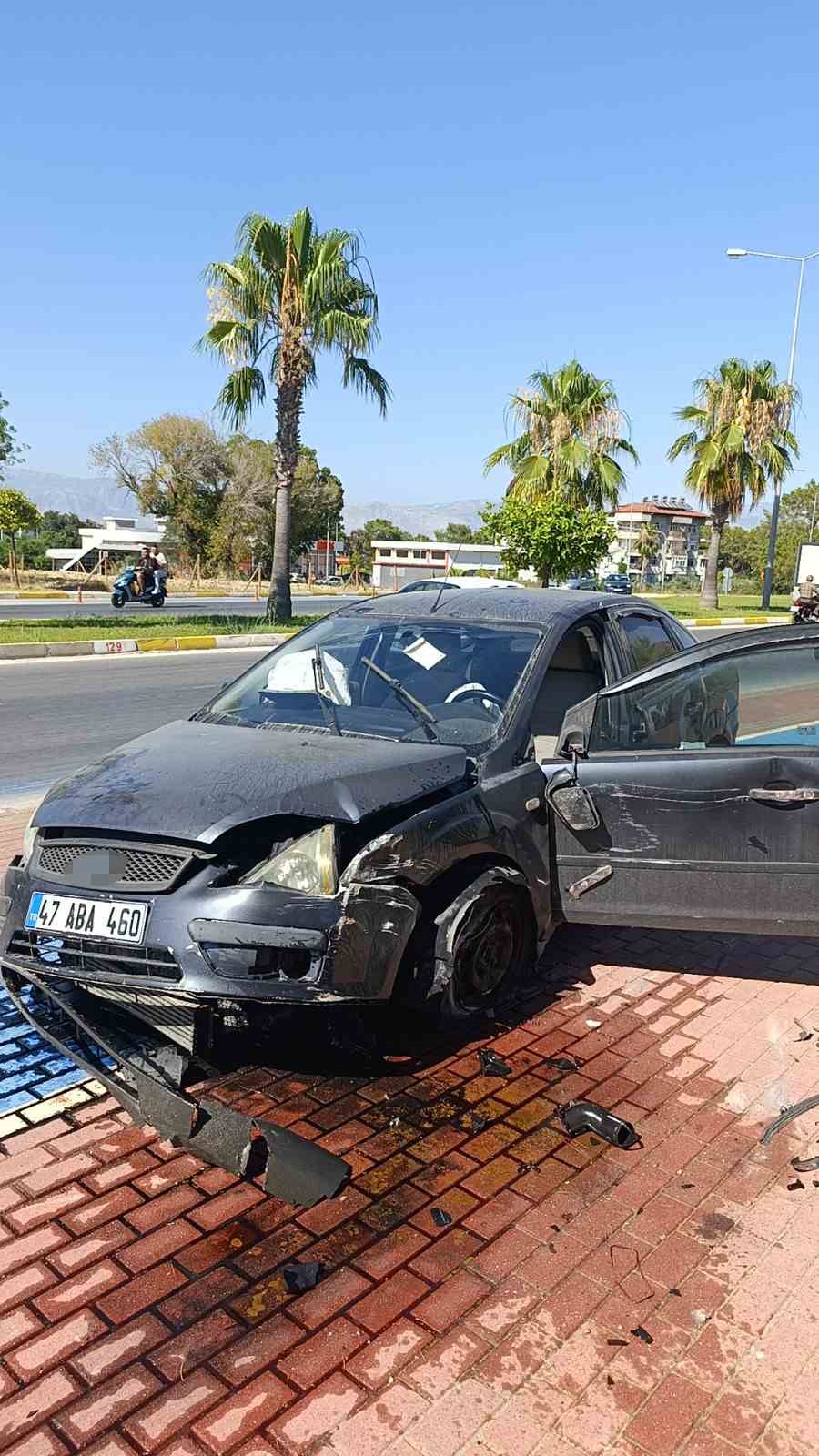 Lastiği patlayan otomobil takla attı, s&uuml;r&uuml;c&uuml; burnu bile kanamadan ara&ccedil;tan &ccedil;ıktı
