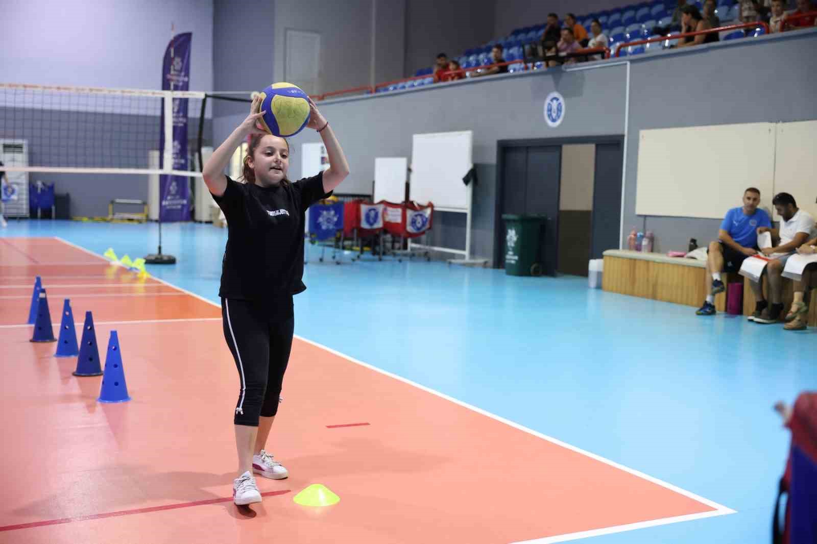 Başkan Çerçioğlu, minik sporcuları voleybolla buluşturuyor
