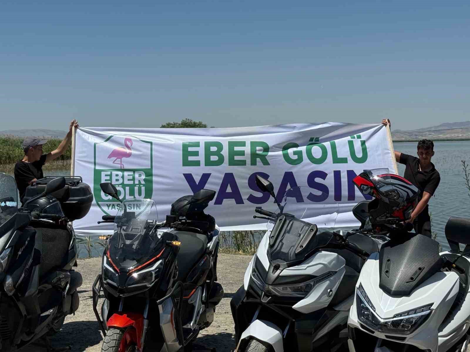 Motosikletli doğaseverler Eber Gölü için bir araya geldi
