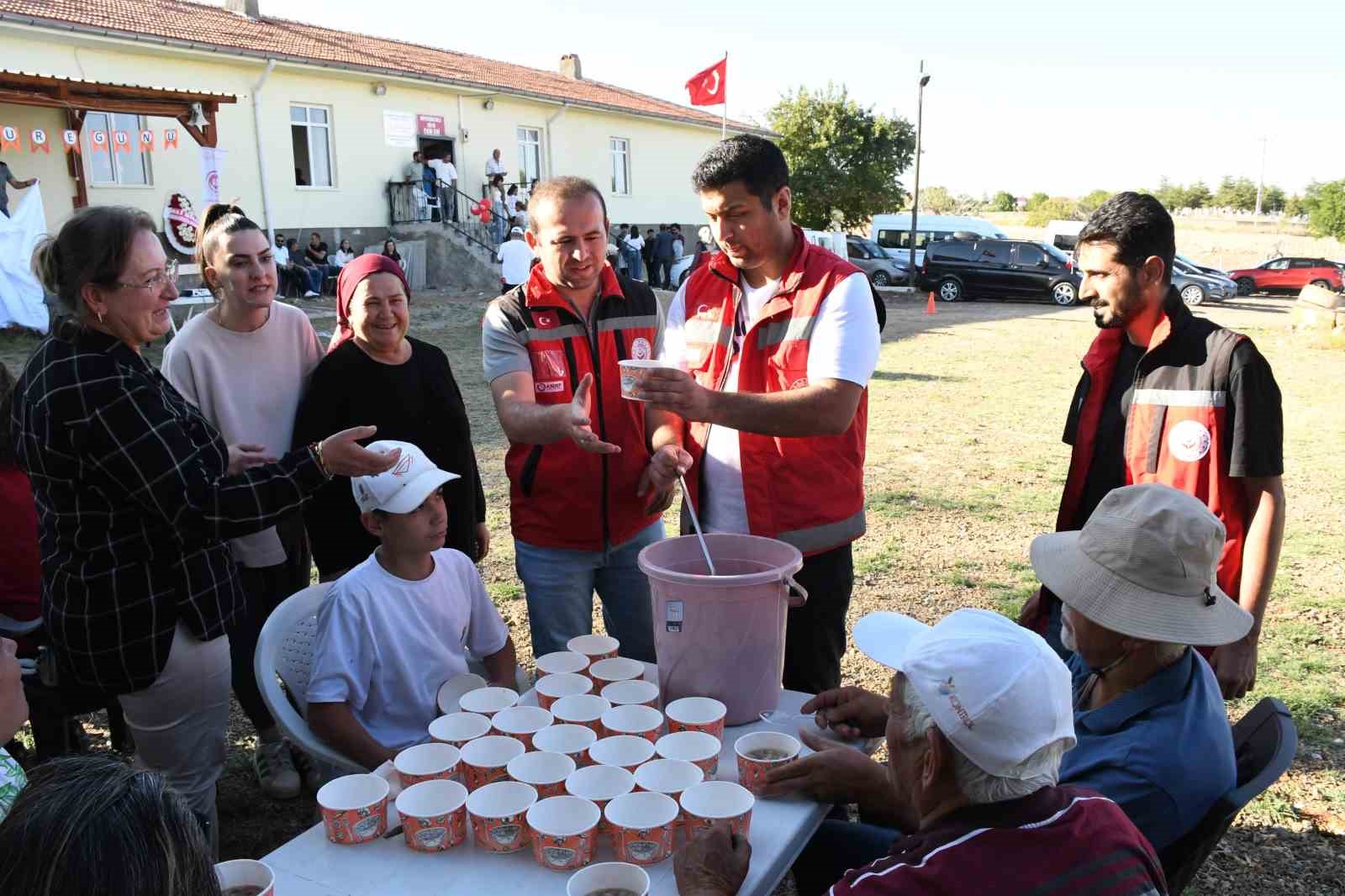 Aşure gününde kazanlar sevgi ve dostluk için kaynadı
