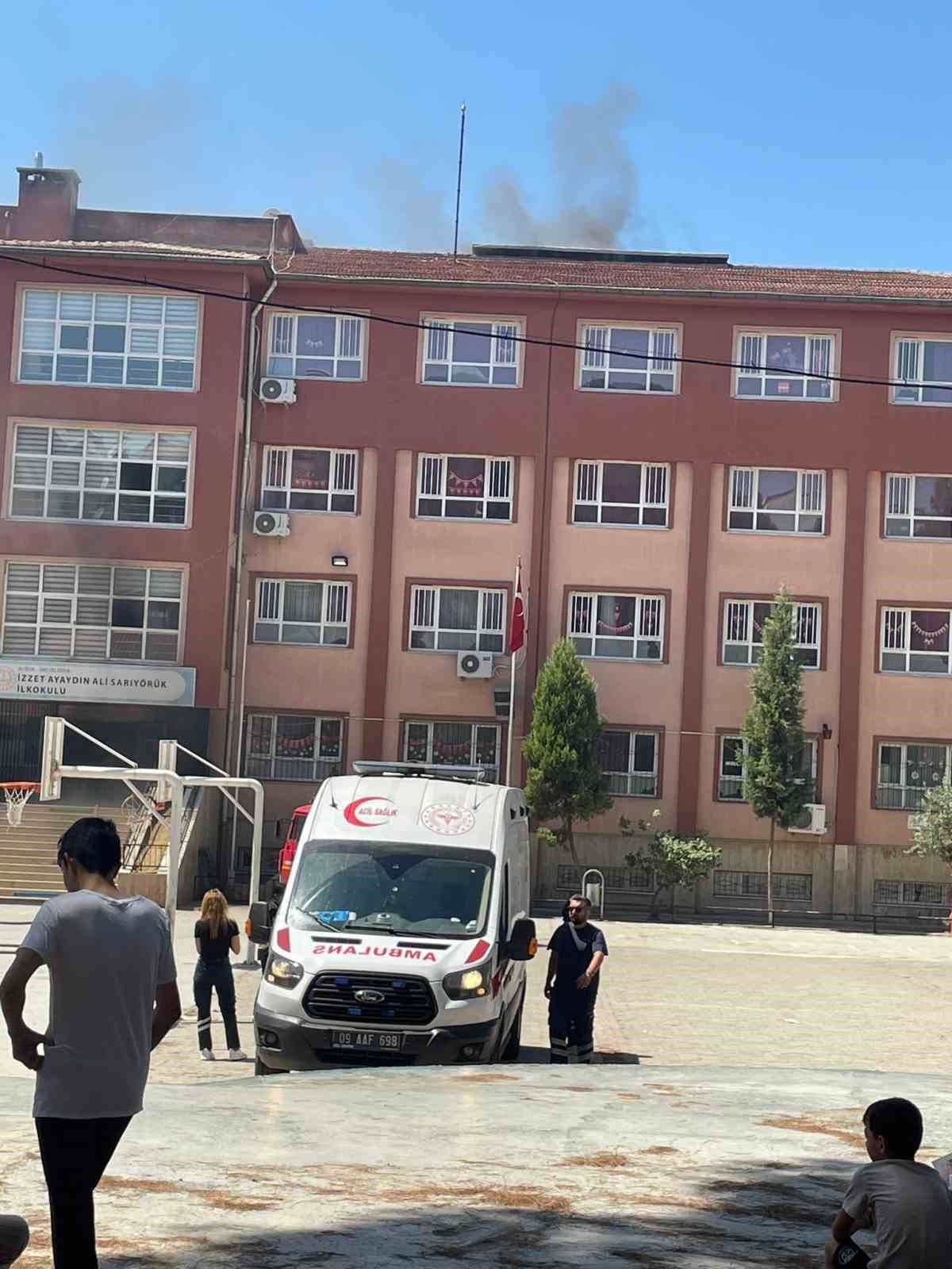 İncirliova’da bir okulun zemin katında yangın çıktı
