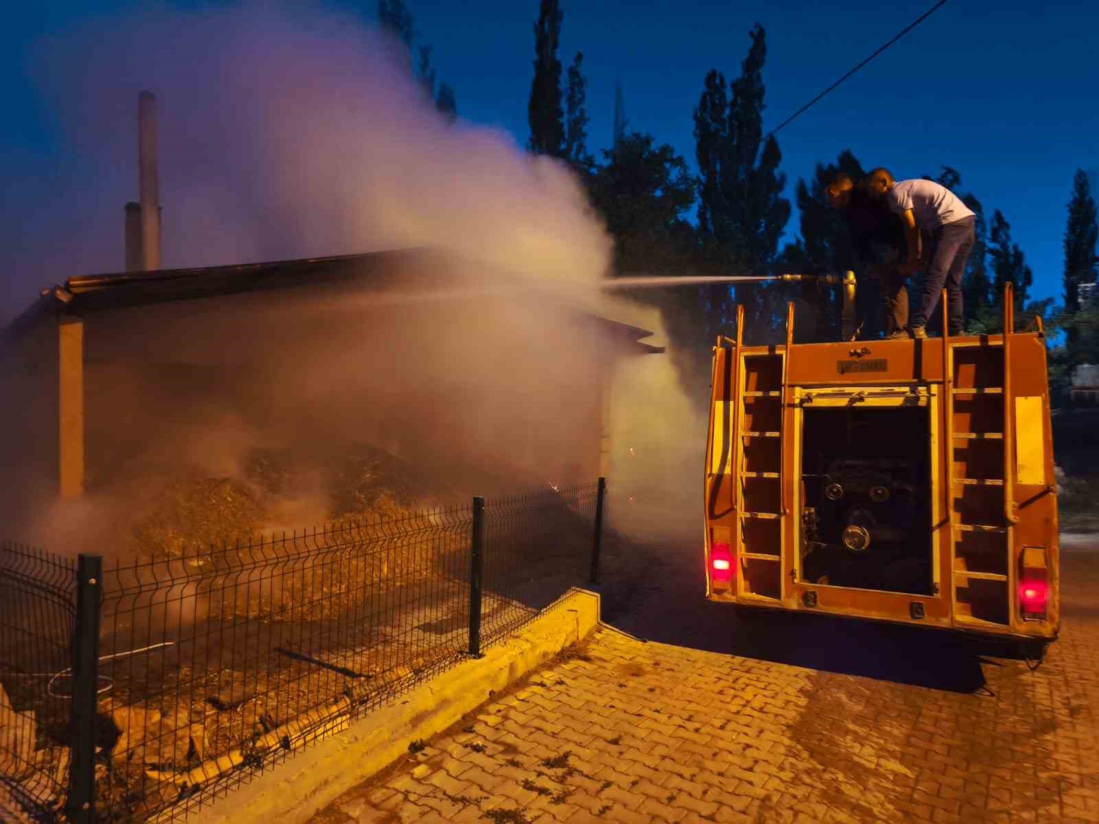 Sızır Belediyesi yufka üretim tesisinde yangın çıktı