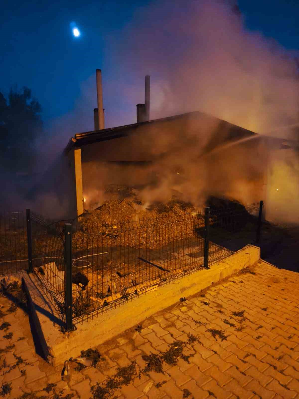 Sızır Belediyesi yufka &uuml;retim tesisinde yangın &ccedil;ıktı
