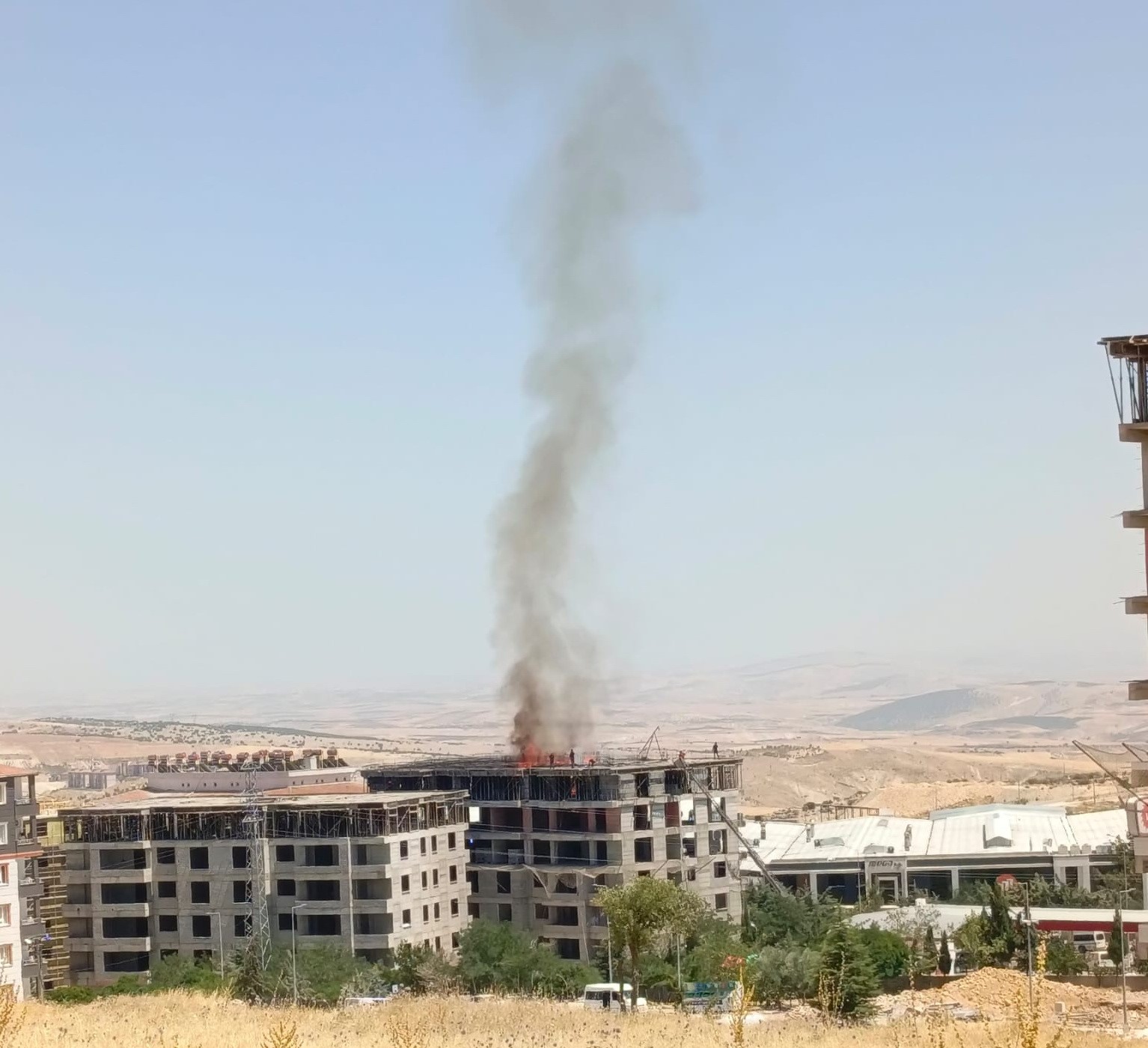 Bina inşaatında çıkan yangın korkuttu