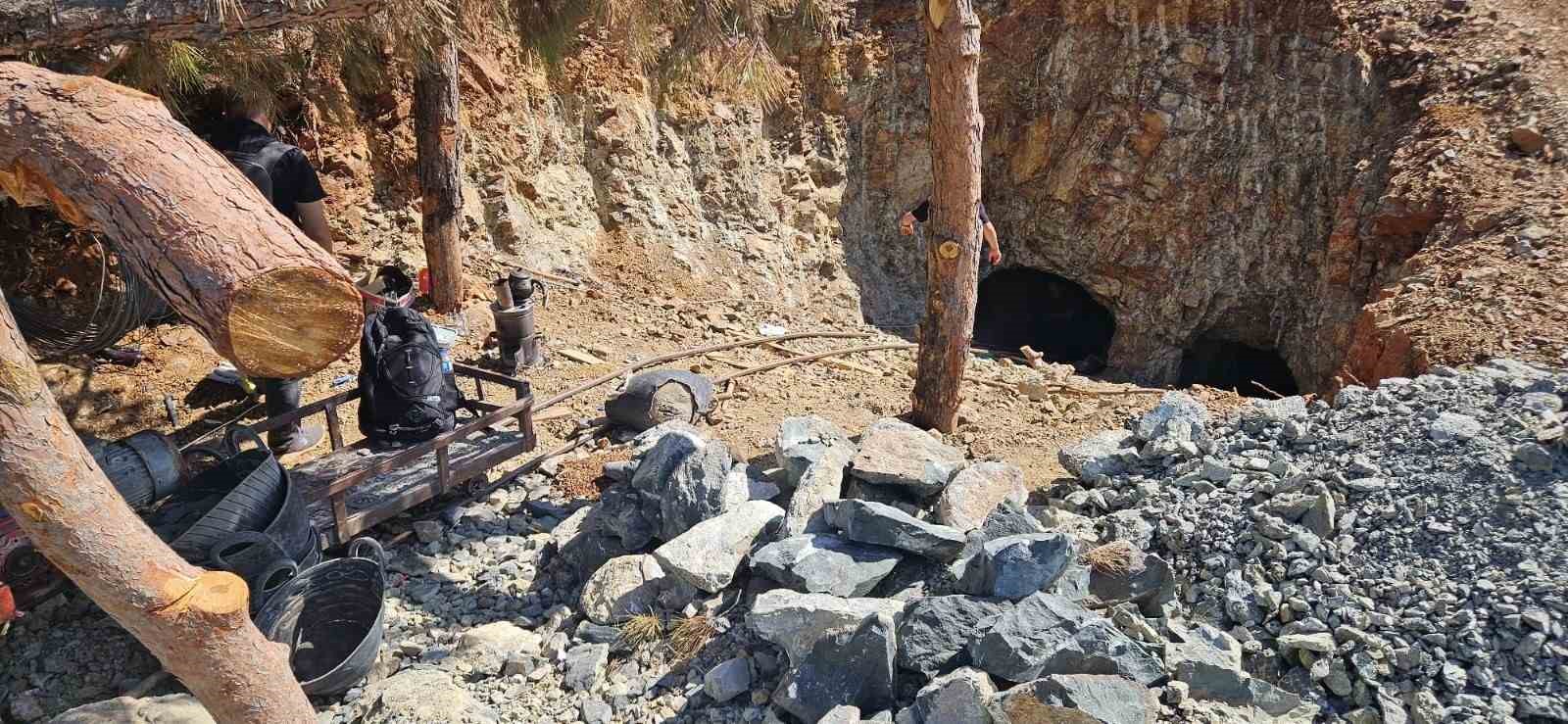 Kaçak krom madeni çıkaran 3 şahıs suçüstü yakalandı