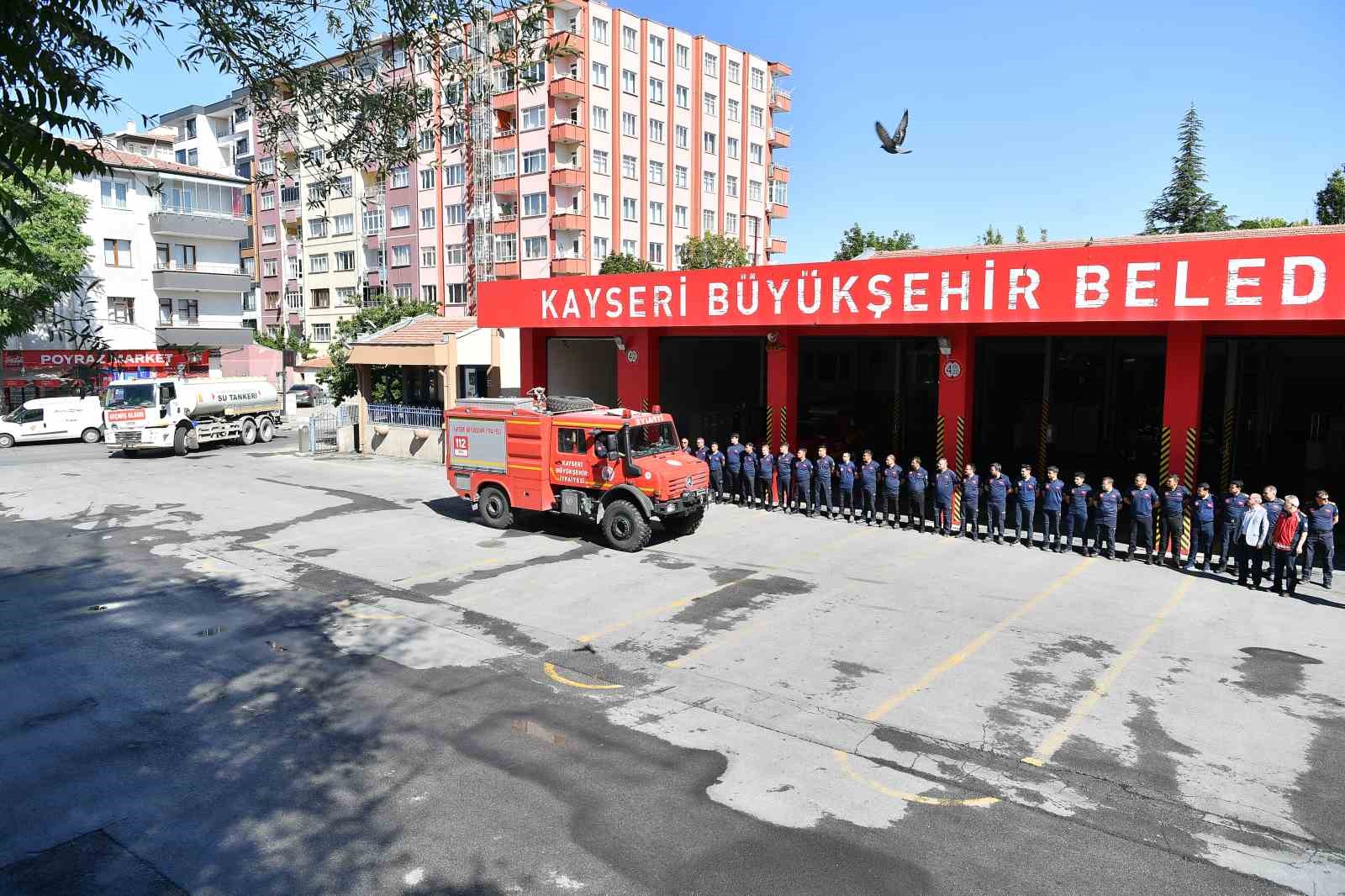 Manisa ve İzmir’deki yangınlara müdahale eden kahraman itfaiyeciler Kayseri’ye döndü