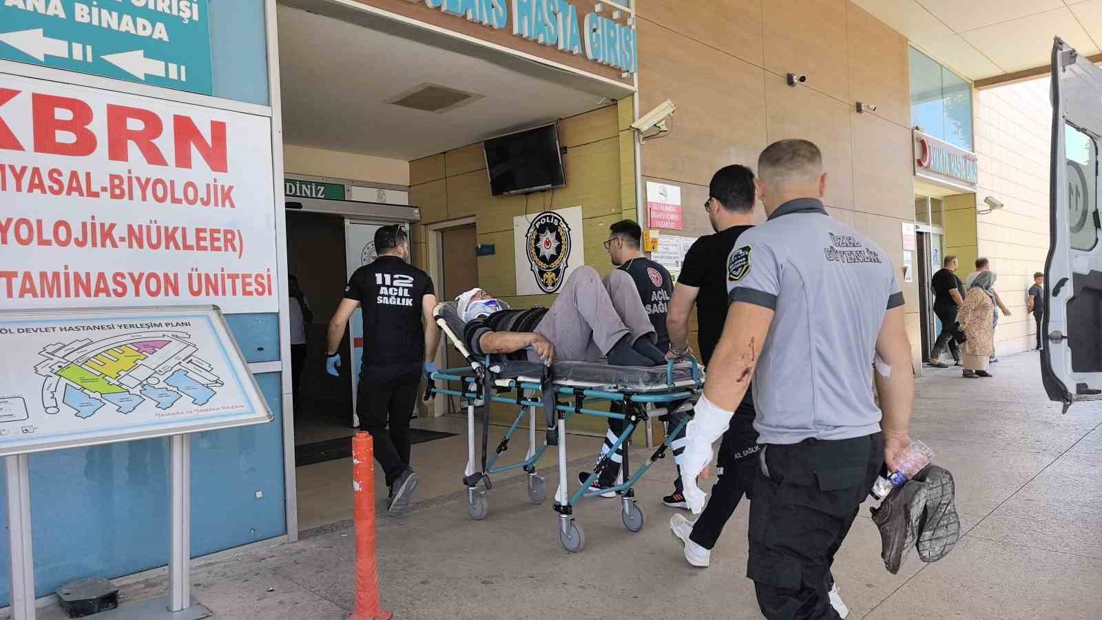 Kamyon ile otomobil kafa kafaya &ccedil;arpıştı
