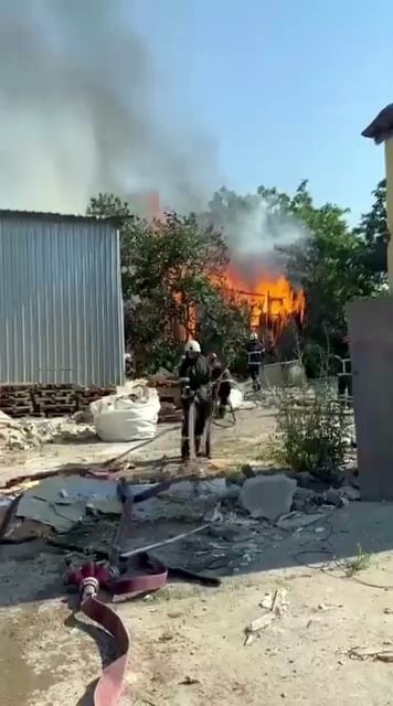 Alevlere teslim olan ahır ve samanlık kullanılamaz hale geldi
