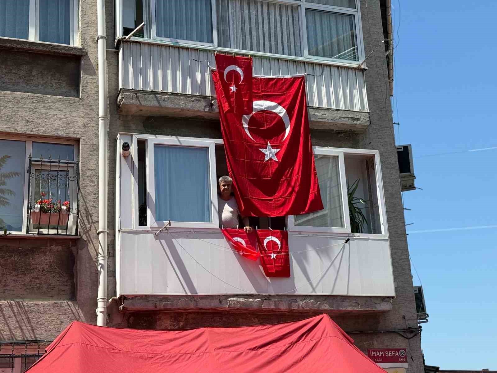 Piyade Sözleşmeli Er Ahmet Gültekin’in evi Türk bayraklarıyla donatıldı