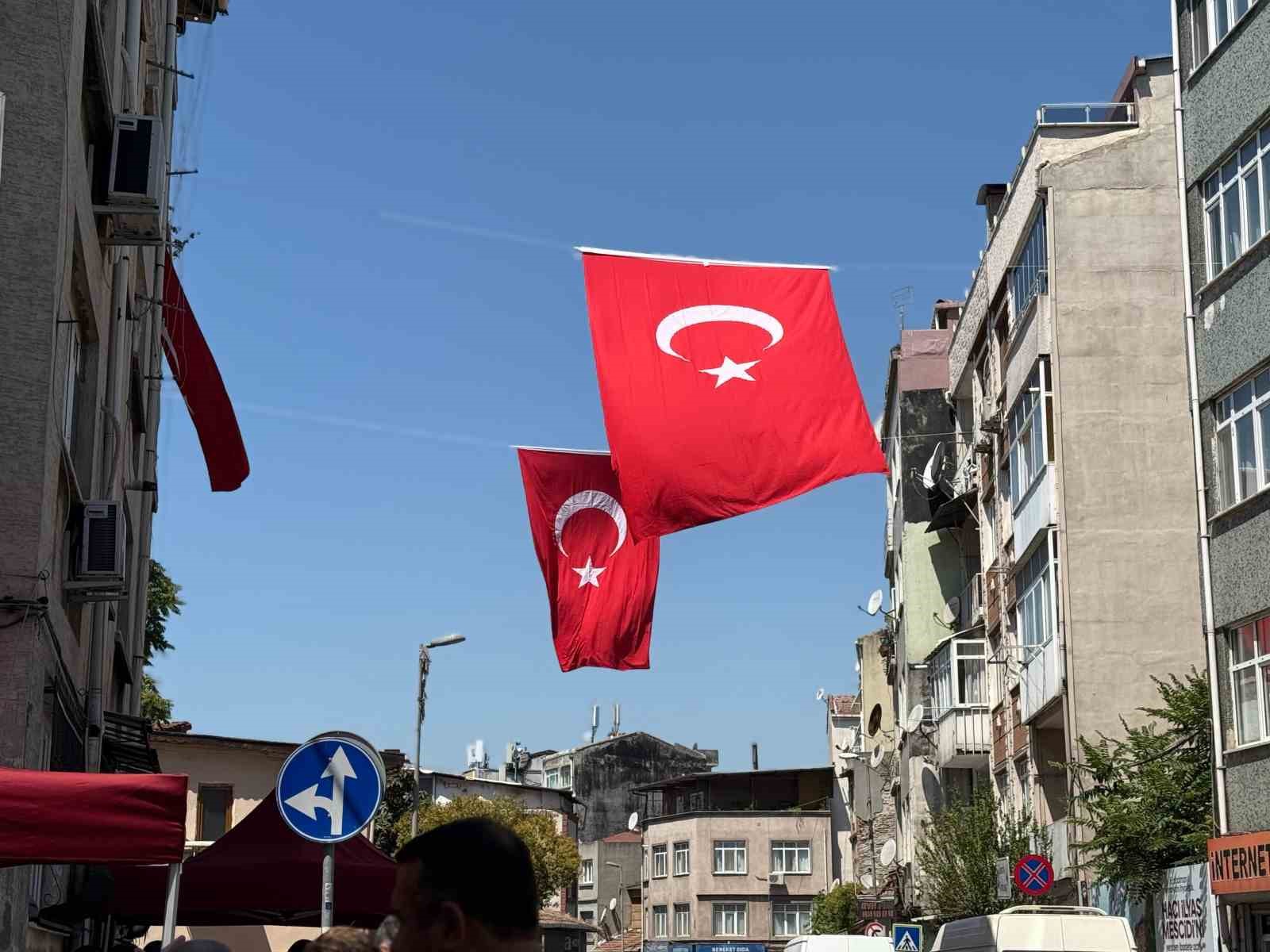 Piyade S&ouml;zleşmeli Er Ahmet G&uuml;ltekin&rsquo;in evi T&uuml;rk bayraklarıyla donatıldı
