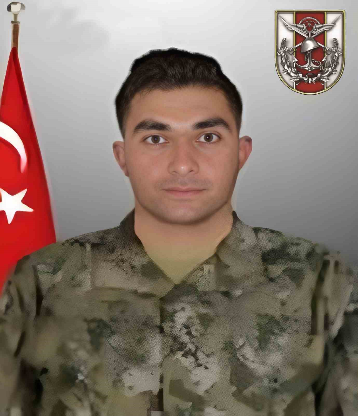 Mutki&rsquo;de şehidin evine T&uuml;rk bayrağı asıldı
