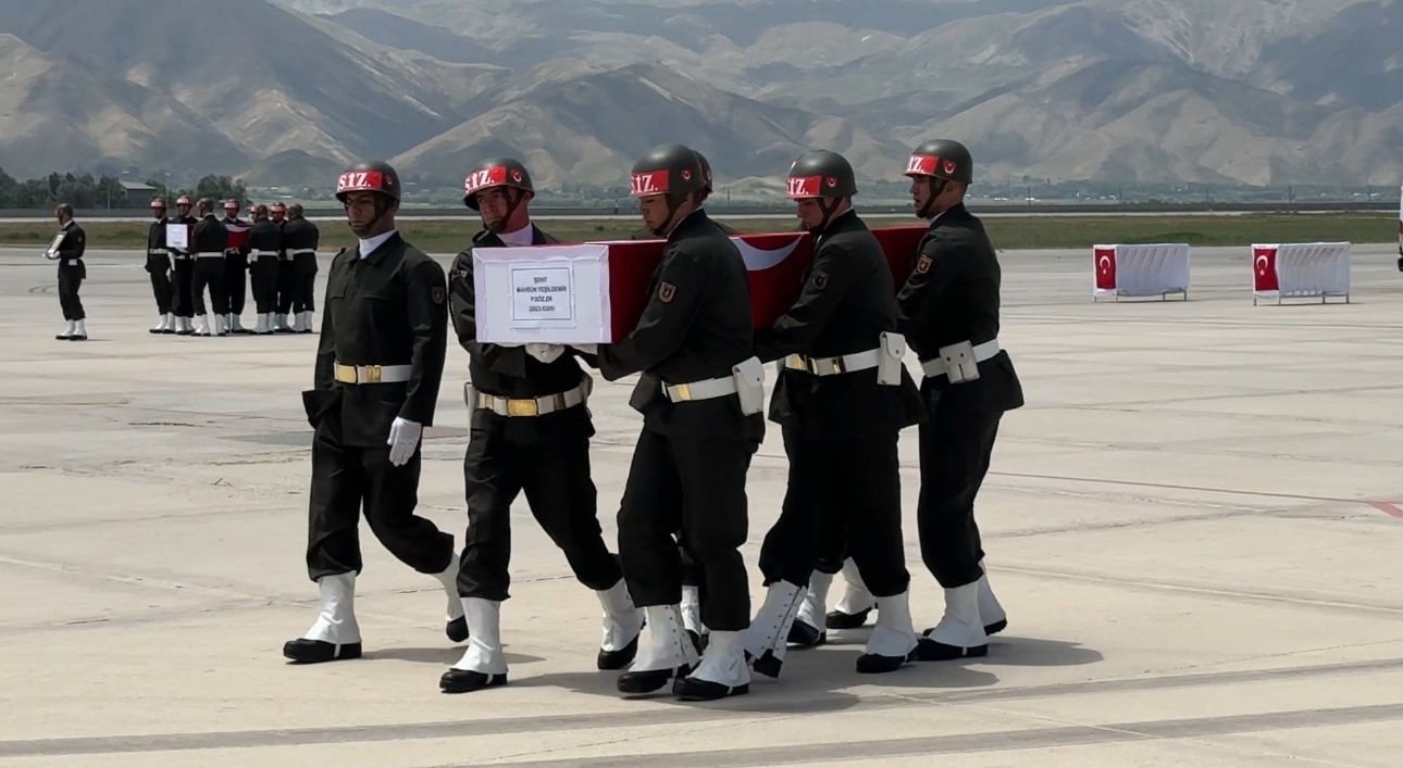 Pençe-Kilit bölgesinde şehit olan askerler için Yüksekova’da uğurlama töreni düzenlendi