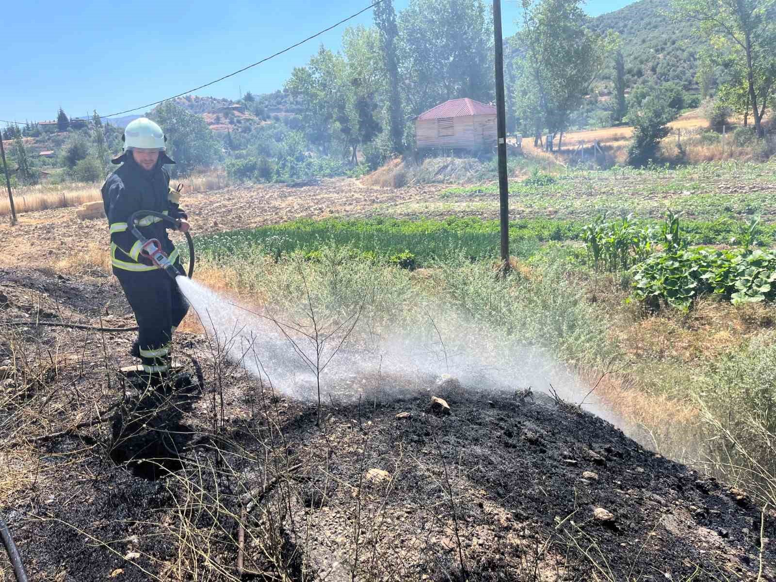 Akaryakıt istasyonu yanında &ccedil;ıkan &ouml;rt&uuml; yangını b&uuml;y&uuml;meden s&ouml;nd&uuml;r&uuml;ld&uuml;
