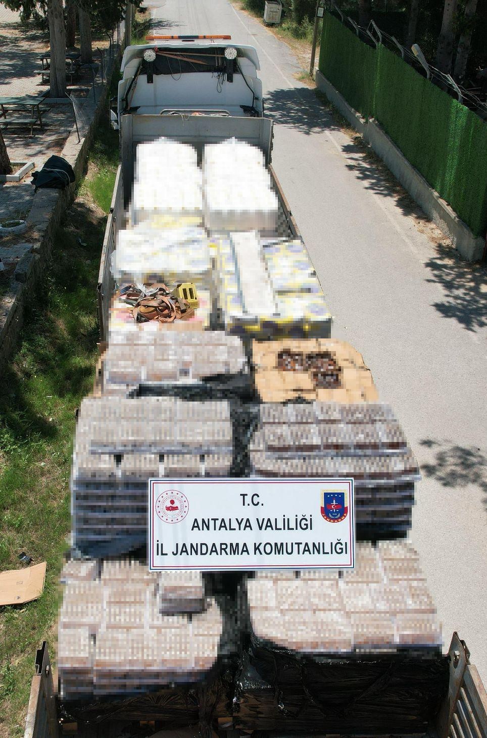 Antalya&rsquo;da 46 bin litre sahte i&ccedil;ki ele ge&ccedil;irildi: 3 tutuklama
