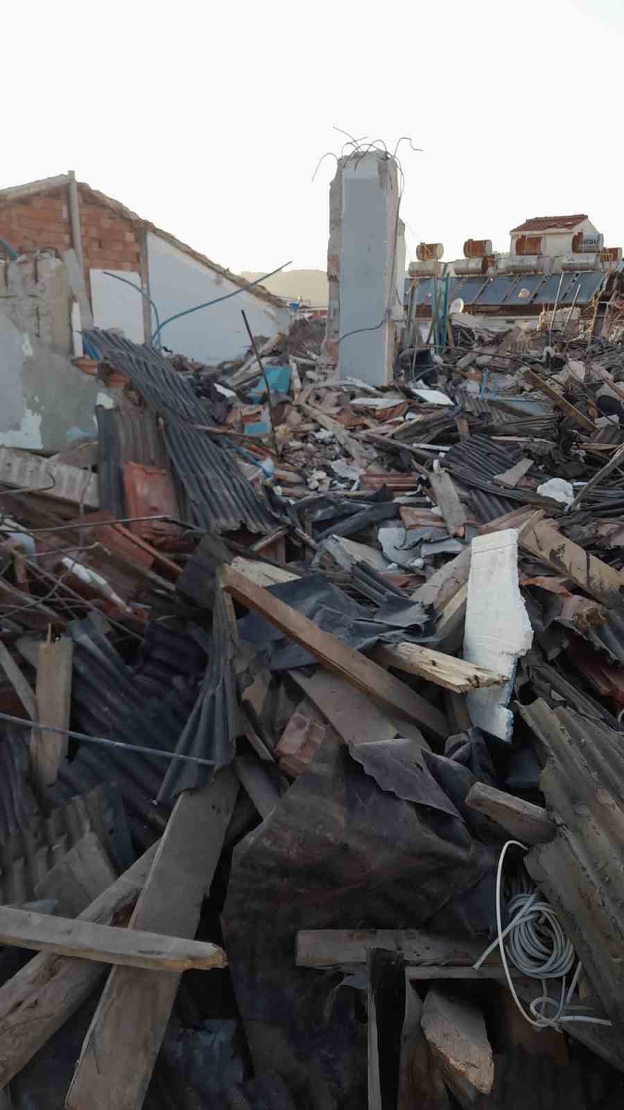 Marmaris&rsquo;te riskli binasını yıktırdı, komşu bina y&uuml;z&uuml;nden &uuml;&ccedil; yıldır &ccedil;ivi &ccedil;akamıyor
