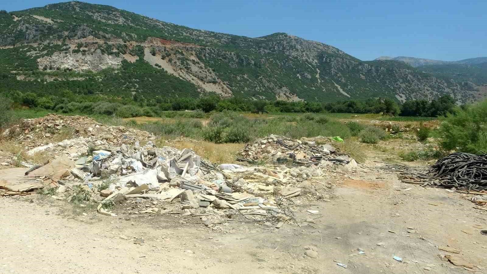 Moloz yığınları Karabağlar Yaylası’nı tehdit ediyor