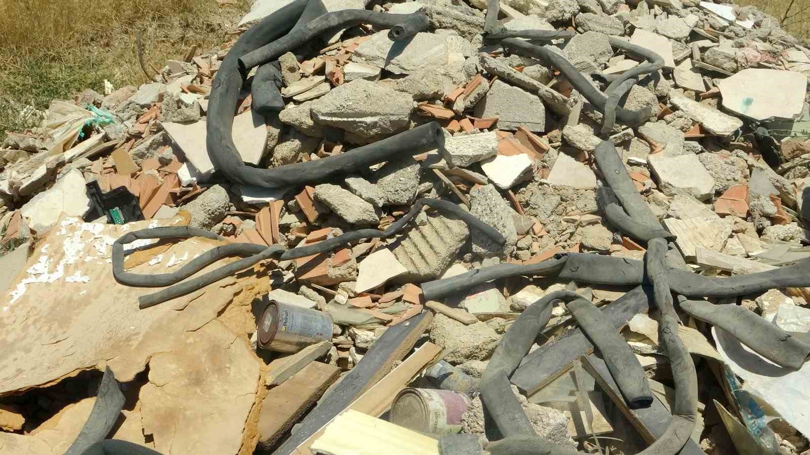 Moloz yığınları Karabağlar Yaylası&rsquo;nı tehdit ediyor
