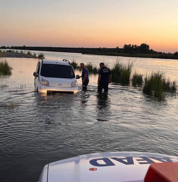Suların yükseldiğini fark etmeyince ırmakta mahsur kaldılar