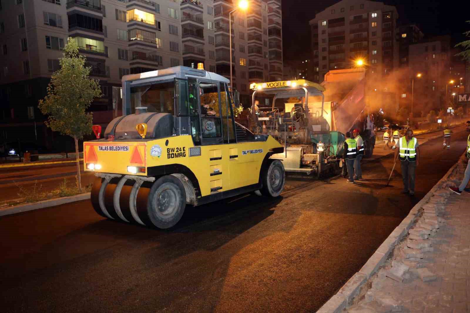 Başkan Yal&ccedil;ın gece mesaisinde: Talas&rsquo;ta asfalt mesaisi aralıksız s&uuml;r&uuml;yor
