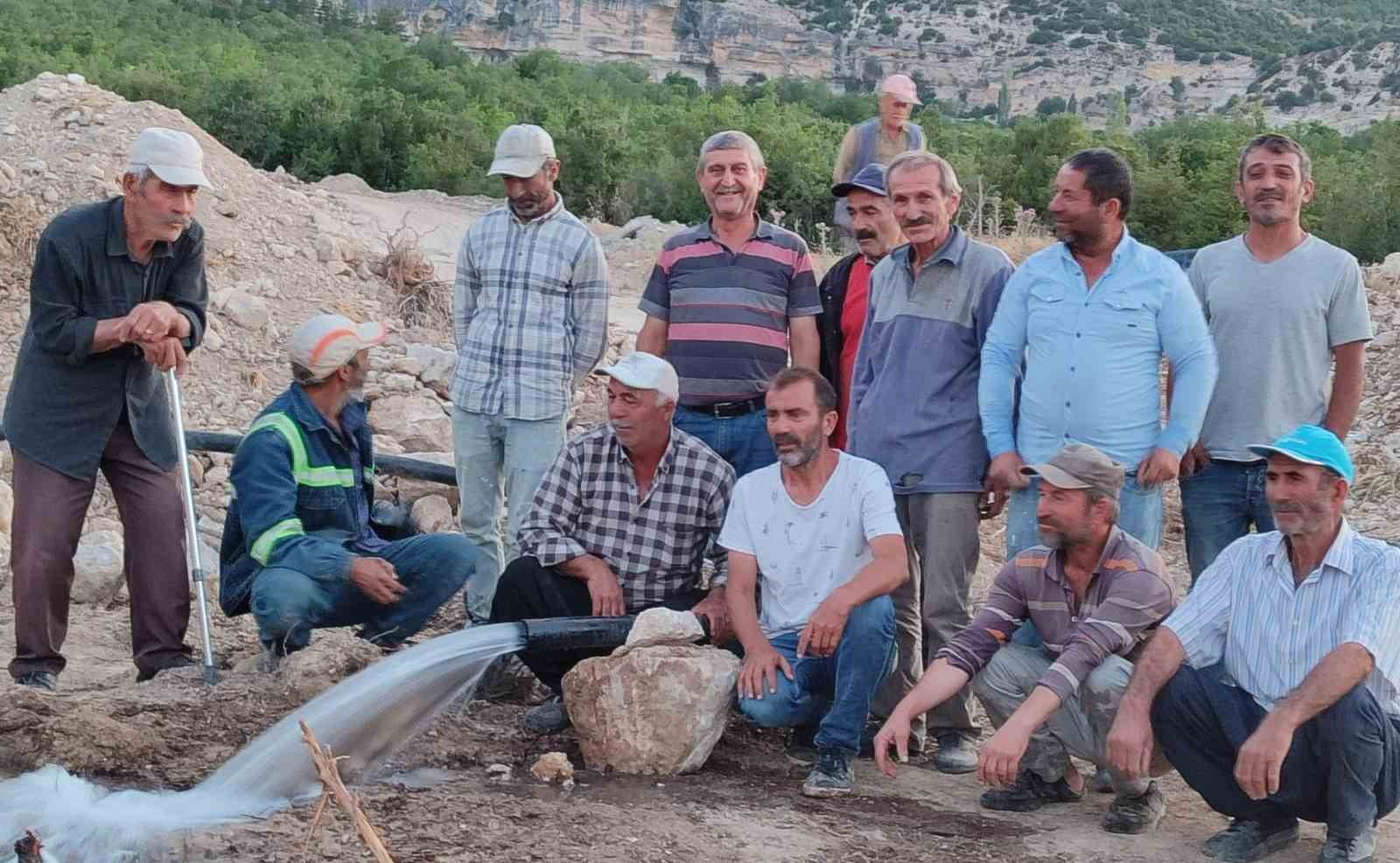 Emekli olup döndüğü memleketinin su sıkıntısını çözdü